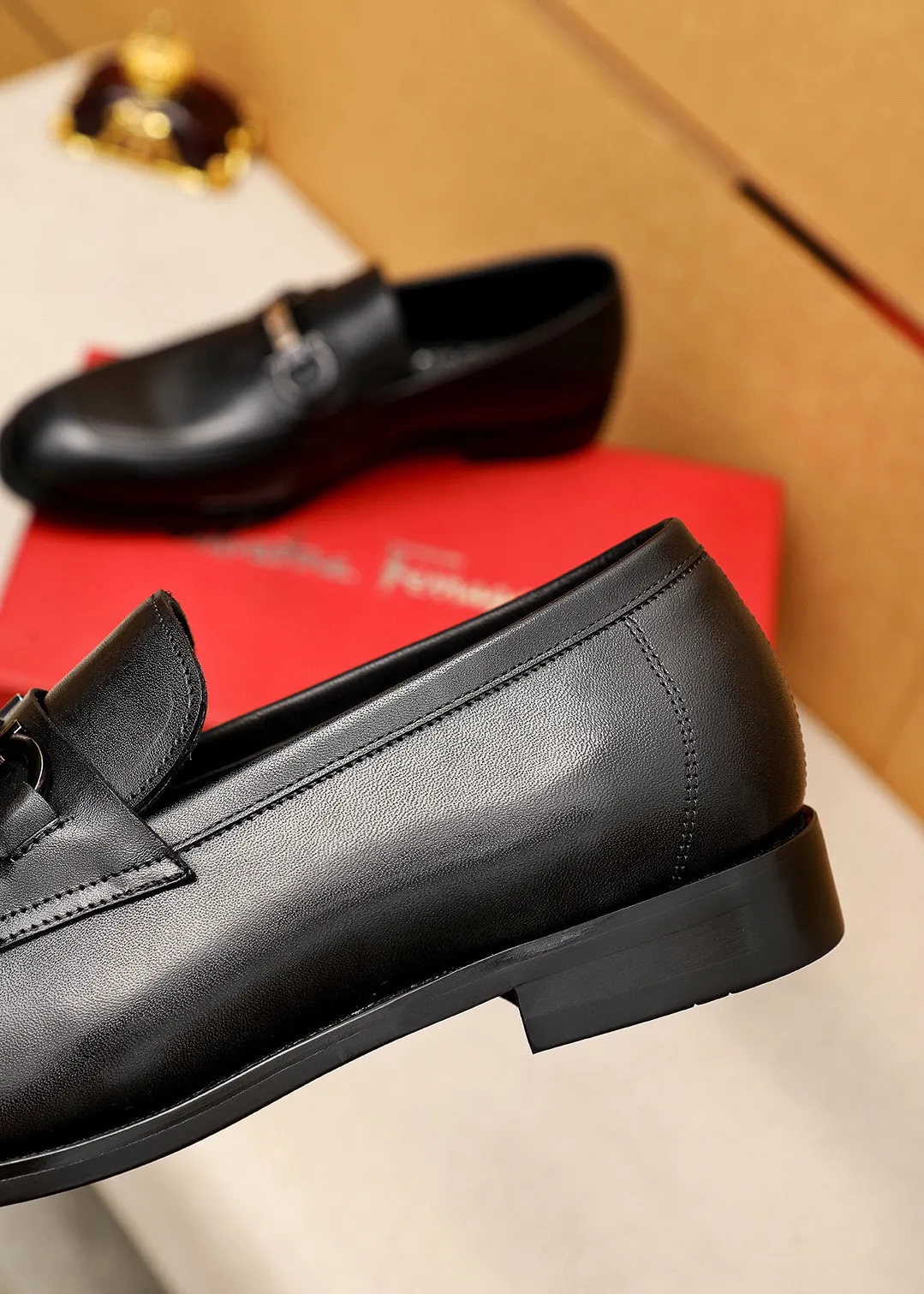 Men's shoes 💰460 💐 Product trademark: Ferragamo "Ferragamo" casual leather shoes Regular size: 38-44 (45.46🉑️customized) Product materials: Selected imported first-layer calfskin upper + luxury hardware buckle, imported water-dyed cowhide leather lining. Strong three-dimensional visual effect, original rubber outsole Color: 1⃣️color optional